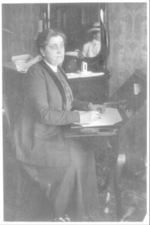 Jane Addams sitting.jpg