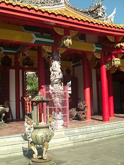 Koshi-byo (孔子廟 Kooshi-byoo) in Nagasaki is a little piece of China in Japan.